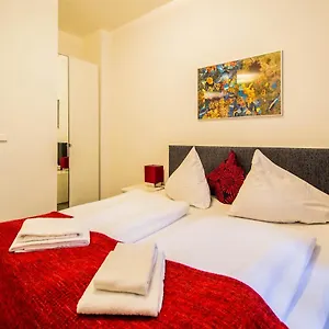 Apartment Labyrinth By Ruterra, Prag
