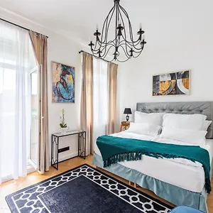 Apartment Luxury With A Balcony And A Terrace, Prag