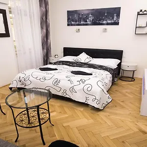 Apartment Black & White By Wenceslas Square And Muzeum, Prague
